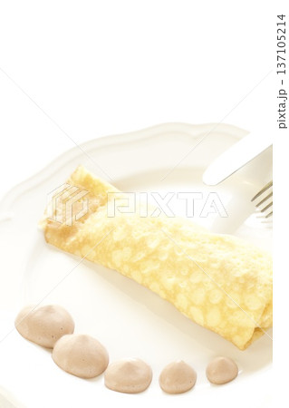 チョコレートソースがかかったバナナクレープ チョコレートソースがかかったバナナクレープ 137105214