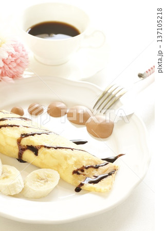 チョコレートソースがかかったバナナクレープとコーヒー 137105218