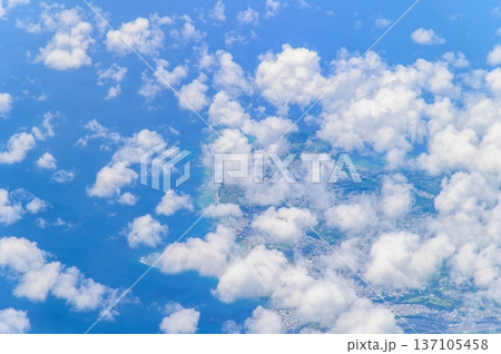 飛行機から眺めるとても美しい島の風景 137105458