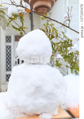 雪の日に子どもが作った雪だるま 137105470