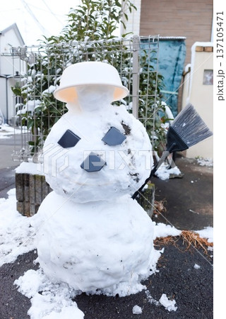 雪の日に子どもが作った雪だるま 137105471