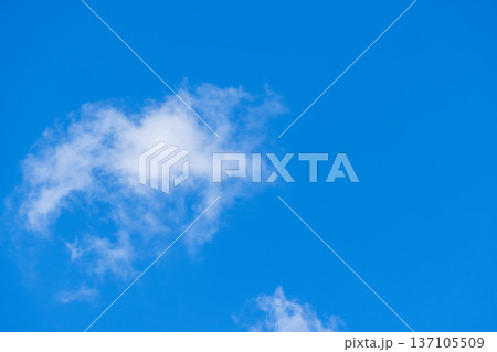 冬の爽やか青空と太陽光で輝く雲12 冬の爽やか青空と太陽光で輝く雲12 137105509
