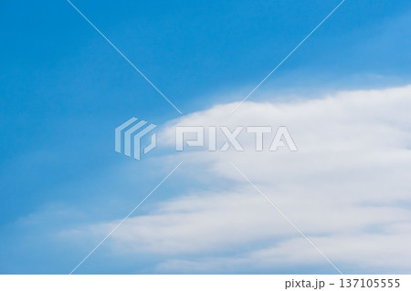 冬の爽やか青空と太陽光で輝く雲のアップ68 冬の爽やか青空と太陽光で輝く雲のアップ68 137105555