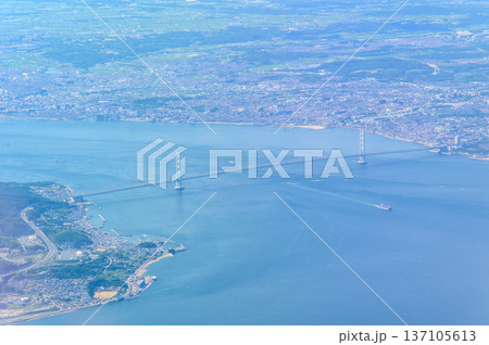 飛行機から眺める明石海峡大橋のとても美しい風景 137105613
