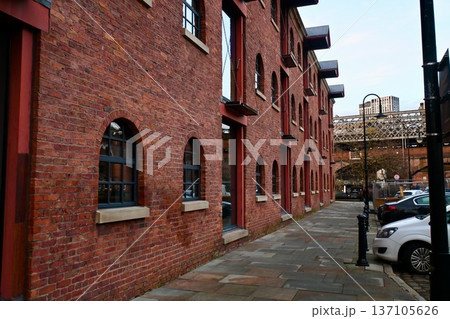 レンガ造りの建物が並ぶマンチェスターの街並み レンガ造りの建物が並ぶマンチェスターの街並み 137105626