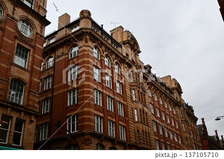 レンガ造りの建物が並ぶマンチェスターの街並み 137105710