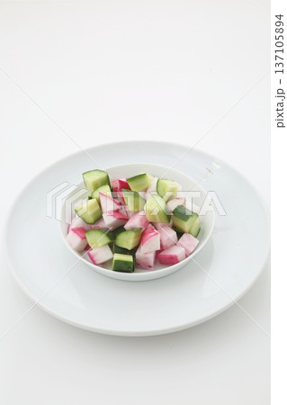 カットされた赤かぶ赤大根きゅうり 137105894