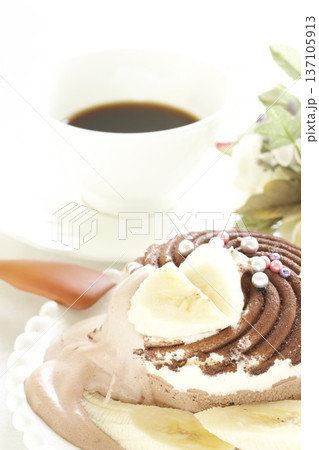 アイスクリームにバナナとチョコレートのデコレーションとコーヒー アイスクリームにバナナとチョコレートのデコレーションとコーヒー 137105913