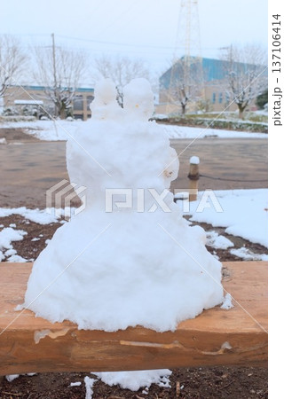 子どもが作ったウサギ型の雪だるま 子どもが作ったウサギ型の雪だるま 137106414