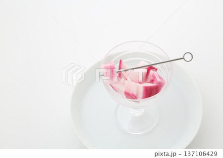 カットされた赤かぶ赤大根きゅうり 137106429