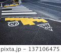 歩道上に設置された自転車用「とまれ」路面標示と点字ブロック 137106475