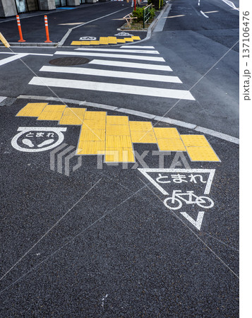 横断歩道手前に設置された自転車停止表示と交差点の安全対策 横断歩道手前に設置された自転車停止表示と交差点の安全対策 137106476