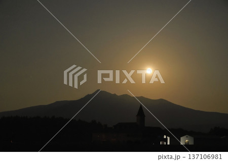 斜里岳から昇る満月 137106981