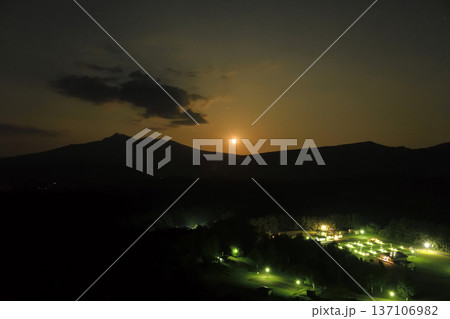 斜里岳から昇る満月 137106982