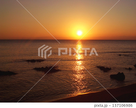 瀬長島からの夕日 瀬長島からの夕日 137106986