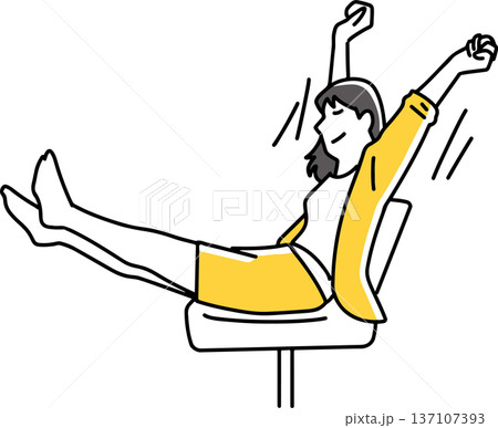 椅子の上で伸びをする女性会社員 137107393