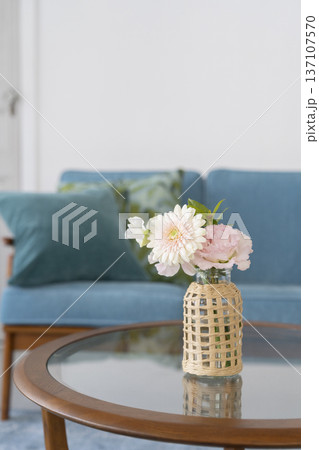 花のある暮らし　リビングルームに飾られた花瓶 137107570