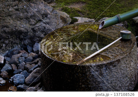 竜安寺の水鉢「蹲踞（つくばい）」 137108526