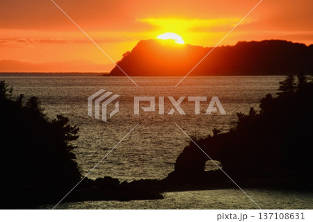 夕日岬の島に沈む夕日 夕日岬の島に沈む夕日 137108631