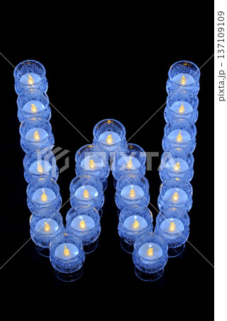 青色ロウソクのアルファベットW 137109109