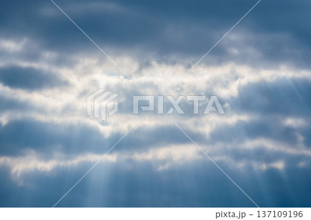 冬の山から見た空　雲の隙間から光差す04 137109196