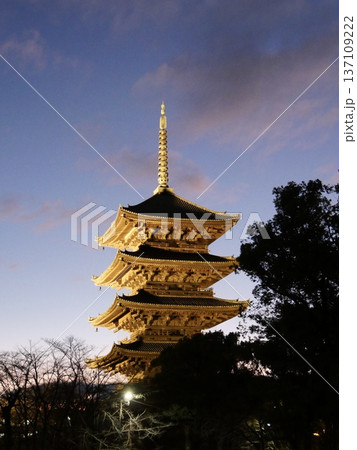 五重塔と朝の空 五重塔と朝の空 137109222