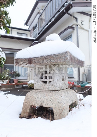 雪帽子をかぶった庭の石灯籠 ― 冬の和風庭園 137109739