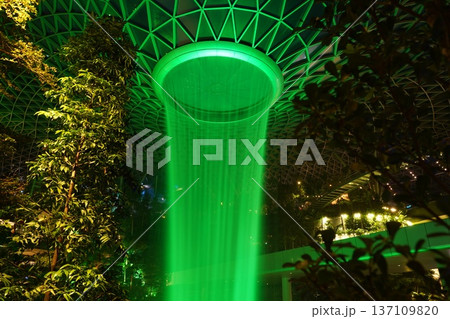 Spectacular Green Rain Vortex at Jewel Changi Airport 137109820