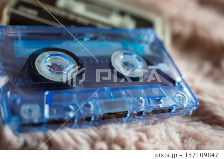 レトロなカセットテープ レトロなカセットテープ 137109847