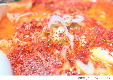 真っ赤な激辛ラーメンのクローズアップ 137109875