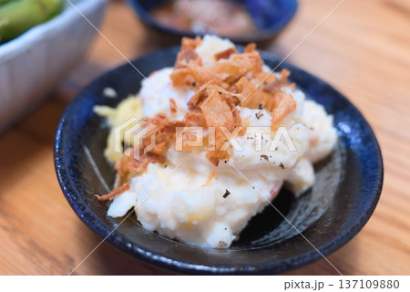 フライドオニオンをのせた居酒屋のポテトサラダ フライドオニオンをのせた居酒屋のポテトサラダ 137109880