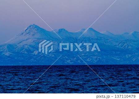 野付半島からの厳冬期の知床連山（日本百名山 羅臼岳） 137110479