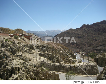 ラパス郊外の無骨な岩肌が広がる風景 137110508