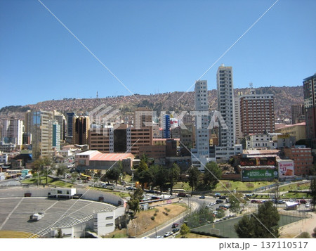 中心に高層ビルが建ち並ぶラパスのすり鉢状の街並み 137110517