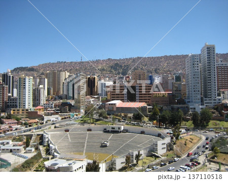 中心に高層ビルが建ち並ぶラパスのすり鉢状の街並み 137110518