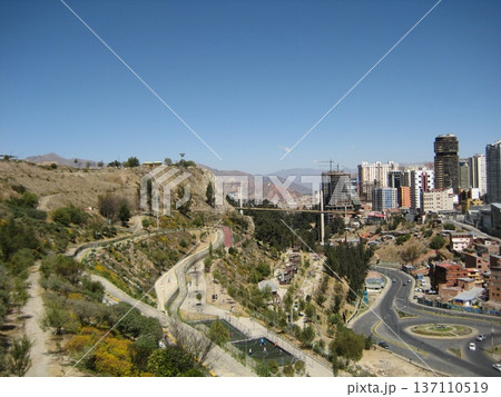 ラパスの街並みとライカコタの丘 137110519
