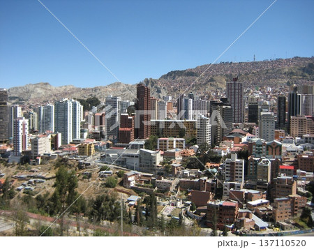 すり鉢状の地形に無数の建物が並ぶラパスの風景 137110520