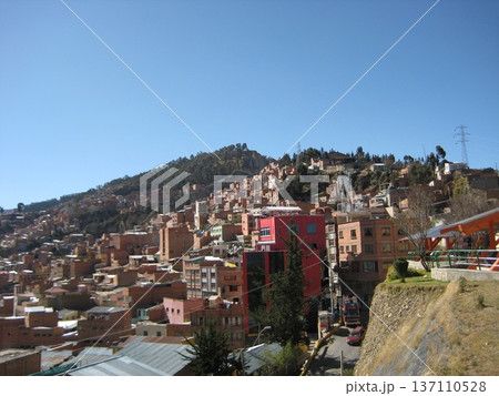 すり鉢状の斜面に住居が立ち並ぶラパスの街並み 137110528
