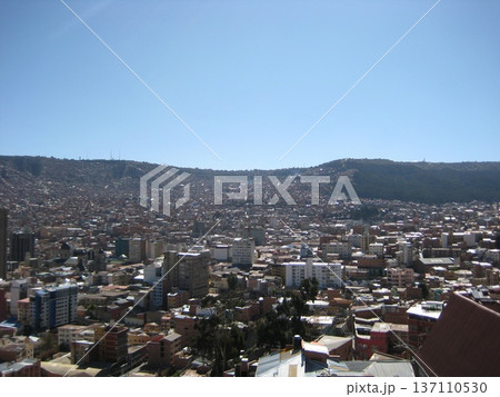 快晴の空の下に無数の建物が広がるラパスの街並み 137110530
