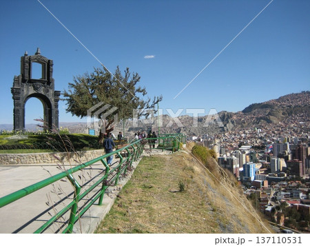 ラパスの街並みを一望するミラドール・キリキリの風景 137110531