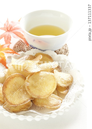 さつまいもチップスと緑茶 さつまいもチップスと緑茶 137111337