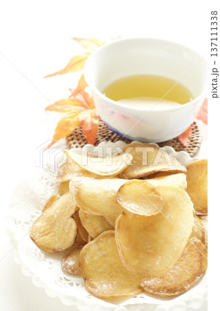 さつまいもチップスと緑茶 137111338