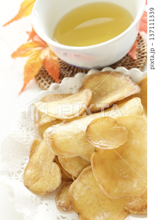 さつまいもチップスと緑茶 さつまいもチップスと緑茶 137111339