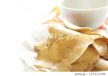 さつまいもチップスと緑茶 さつまいもチップスと緑茶 137111340