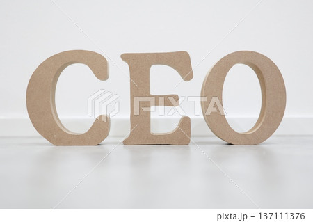 CEOの文字ブロック。経営者を示すビジネス概念。 CEOの文字ブロック。経営者を示すビジネス概念。 137111376