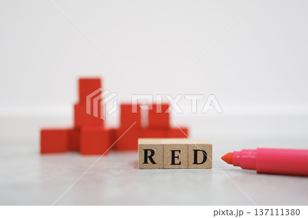 赤色を示すRED文字ブロックとカラーコンセプト。 赤色を示すRED文字ブロックとカラーコンセプト。 137111380