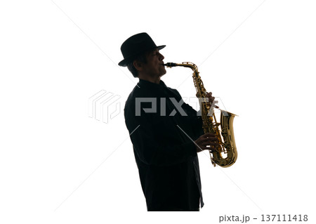 サックスを吹く男性　シルエット 137111418