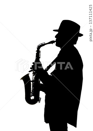 サックスを吹く男性　シルエット 137111425