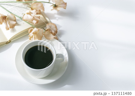 スイートピーとコーヒー　春のやわらかな朝時間 137111480