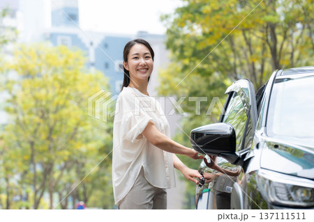 女性　車　初夏 137111511